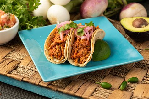  Cochinita Pibil: Delikatne mięso w otoczeniu intensywnych przypraw i aromatu dymu z ogniska!