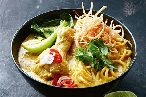  Khao Soi - Zupa o kremowej konsystencji z aromatycznymi nutami curry i orzeźwiającym posmakiem limonki