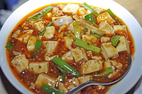  Mapo Tofu: Czy Intensywnie Pikantne Smaki Chińskiej Kuchni Mogą Zachwycić Twój Podniebienie?