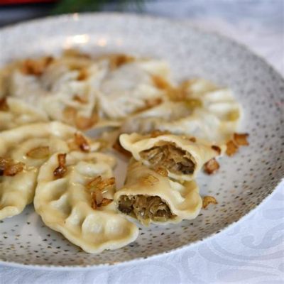  Pierogi z Kapustą i Grzybami - Smaczne, mięsiste pierożki gotowe do zaspokojenia Twoich kapryśnych kubków smakowych!