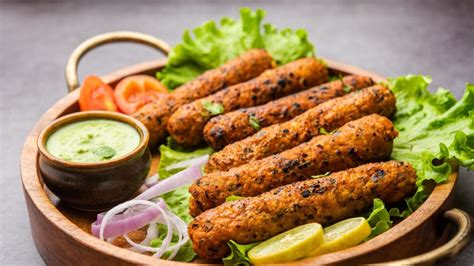  Seekh Kebab: Zapach Węgleń, Intensywność Smaku Karmiąca Duszę!